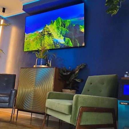 The New Blue Horse Suite At The Grumpy Schnauzer B&B Luxury Private Indoor Hot Tub Breakfast In Bed 艾尔德里 外观 照片