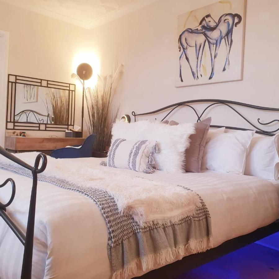 The New Blue Horse Suite At The Grumpy Schnauzer B&B Luxury Private Indoor Hot Tub Breakfast In Bed 艾尔德里 外观 照片