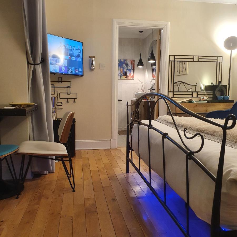 The New Blue Horse Suite At The Grumpy Schnauzer B&B Luxury Private Indoor Hot Tub Breakfast In Bed 艾尔德里 外观 照片