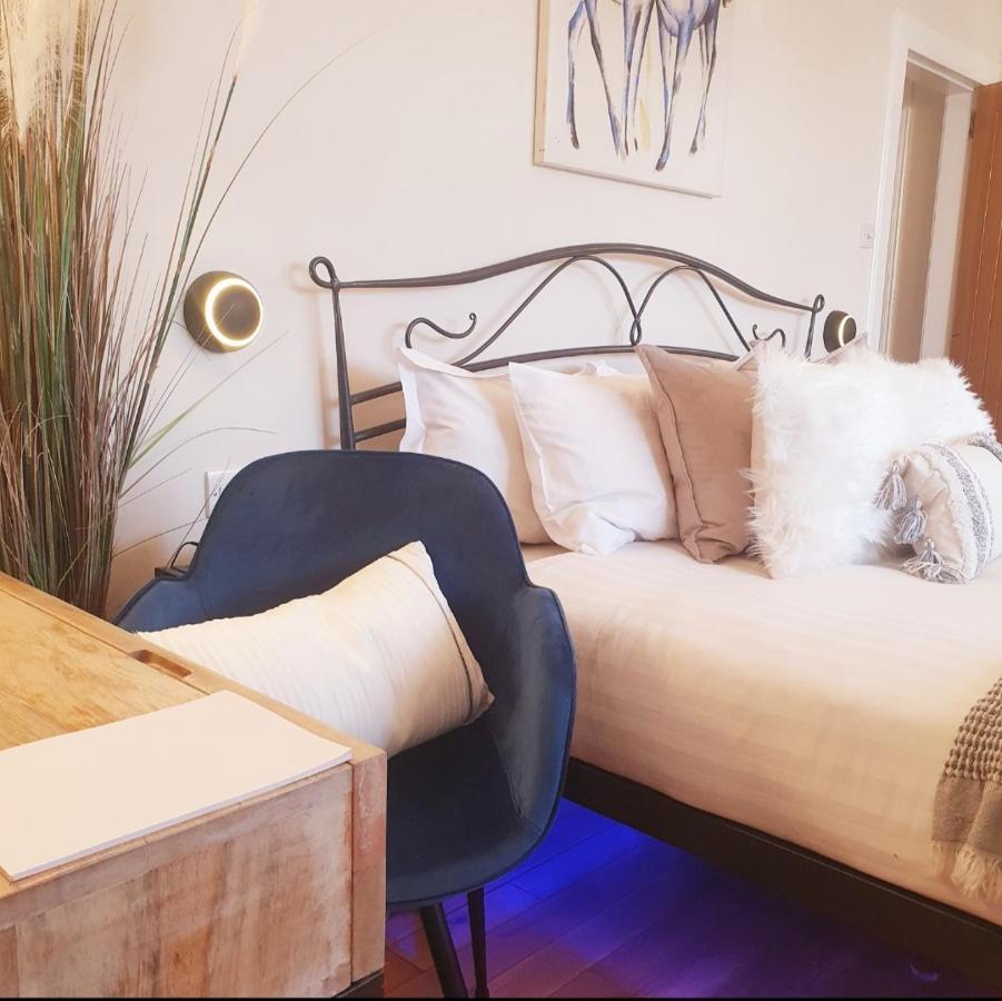 The New Blue Horse Suite At The Grumpy Schnauzer B&B Luxury Private Indoor Hot Tub Breakfast In Bed 艾尔德里 外观 照片