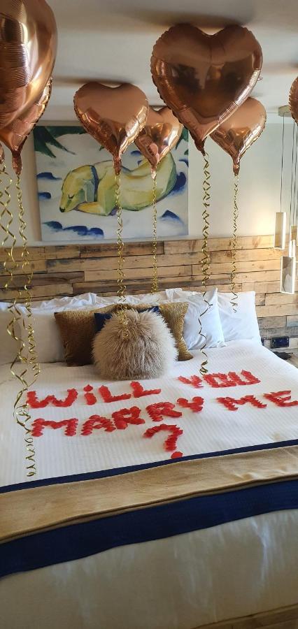 The New Blue Horse Suite At The Grumpy Schnauzer B&B Luxury Private Indoor Hot Tub Breakfast In Bed 艾尔德里 外观 照片