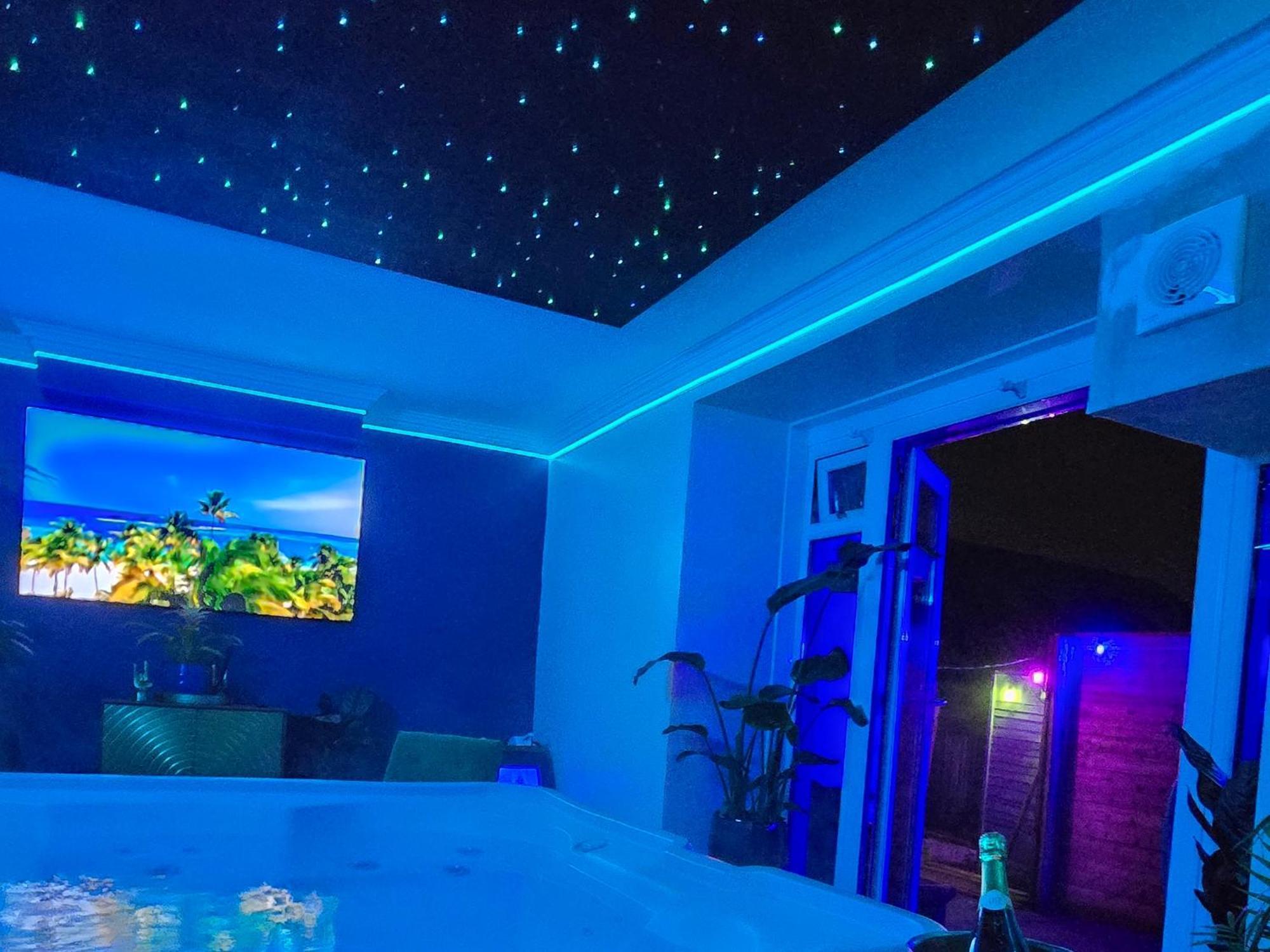 The New Blue Horse Suite At The Grumpy Schnauzer B&B Luxury Private Indoor Hot Tub Breakfast In Bed 艾尔德里 外观 照片